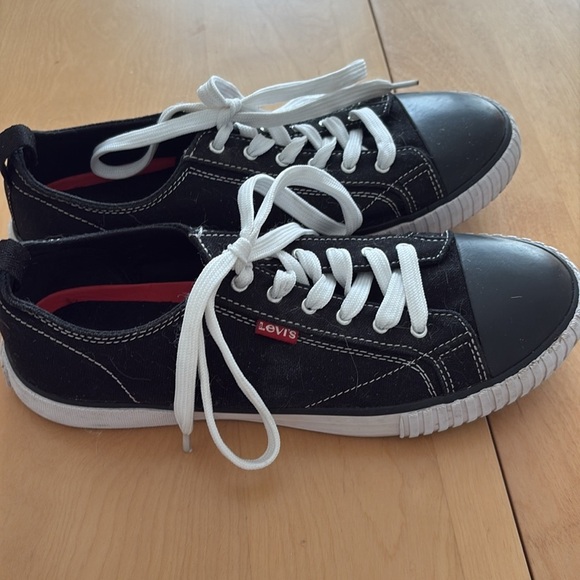 Levi’s Women’s black canvas lace up sneakers. Size 8.5 - Picture 3 of 7